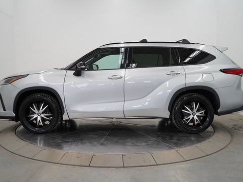 Used 2023 Toyota Highlander XSE image 4