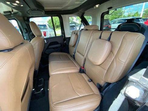 Used 2022 Jeep Wrangler Unlimited Sahara AWD/4WD image 14