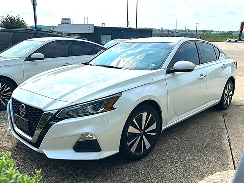 Used 2022 Nissan Altima 2.5 SV FWD image 2