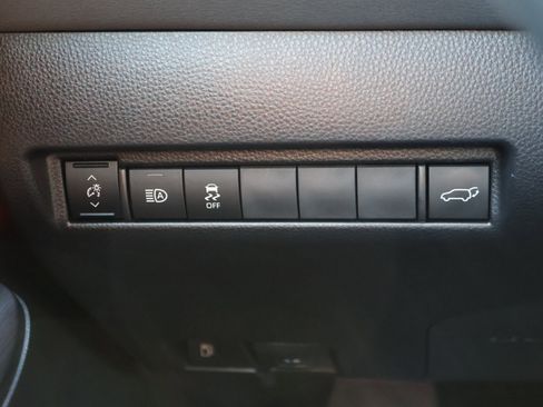 Used 2022 Toyota Venza XLE image 40