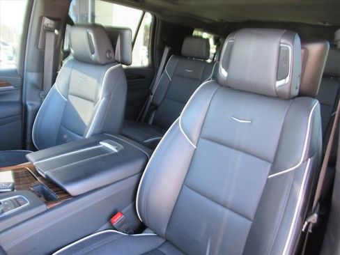 Used 2023 Cadillac Escalade Premium Luxury image 16