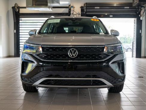 Used 2022 Volkswagen Taos SE image 3
