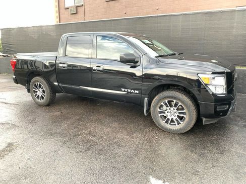 Used 2021 Nissan Titan SV w/ SV Convenience Package image 1