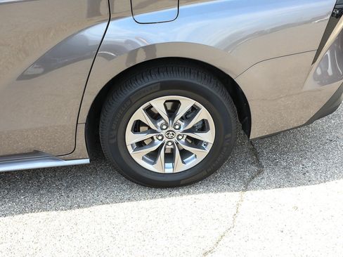 Used 2021 Toyota Sienna XLE image 3