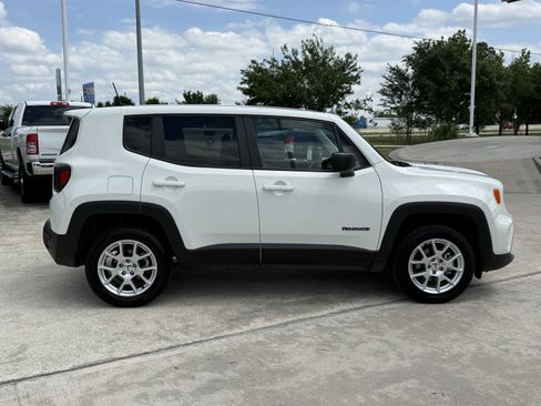 Used 2023 Jeep Renegade Latitude AWD/4WD image 3
