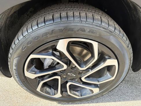 Used 2025 Chevrolet Trax RS w/ Sunroof Package image 11