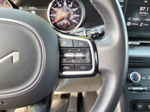 Used 2024 Kia Carnival LX image 23