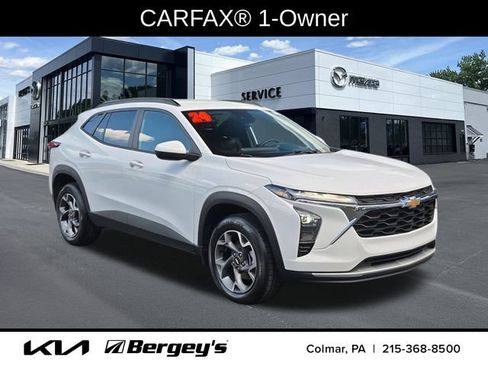 Used 2024 Chevrolet Trax LT w/ LT Convenience Package FWD image 3