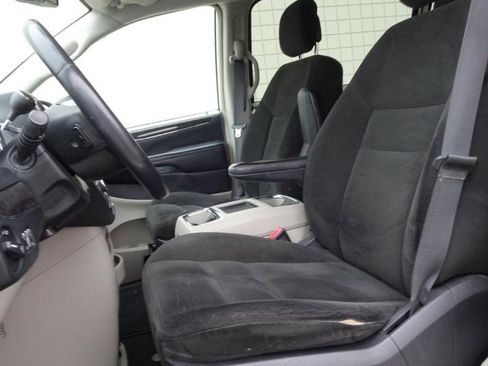 Used 2016 Chrysler Town & Country Touring w/ Driver Convenience Group image 10