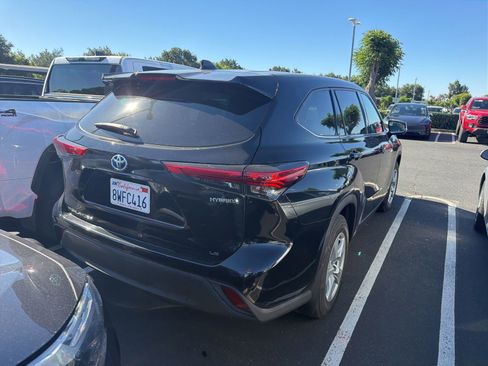 Used 2021 Toyota Highlander LE AWD/4WD image 5