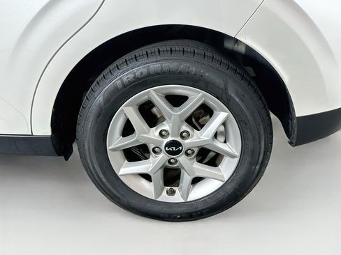 Used 2025 Kia Soul LX w/ LX Technology Package FWD image 11