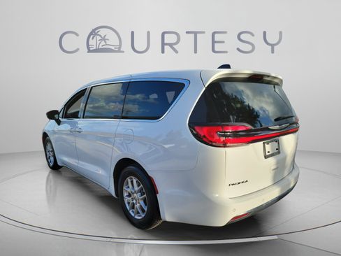 Used 2025 Chrysler Pacifica Select FWD image 2