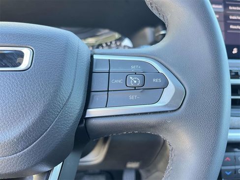 Used 2024 Jeep Compass Latitude image 17