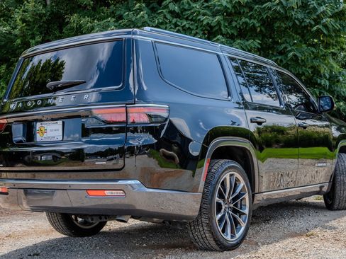 Used 2022 Jeep Wagoneer Series III w/ Premium Group I AWD/4WD image 5