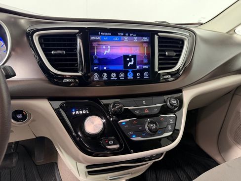Used 2017 Chrysler Pacifica Touring w/ Tire & Wheel Group FWD image 16