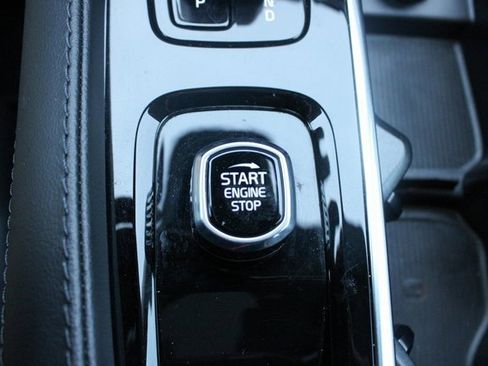 Used 2025 Volvo XC90 B5 Core image 18