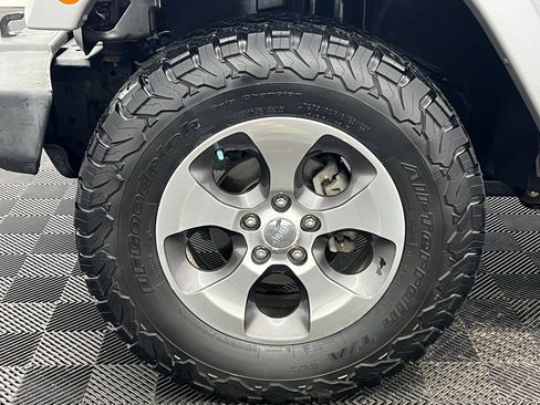 Used 2017 Jeep Wrangler Unlimited Sahara w/ Connectivity Group image 10