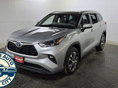 Used 2023 Toyota Highlander XLE AWD/4WD image 3