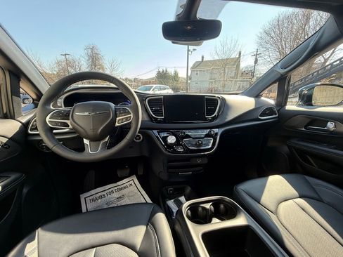 Used 2026 Chrysler Pacifica Select FWD image 24