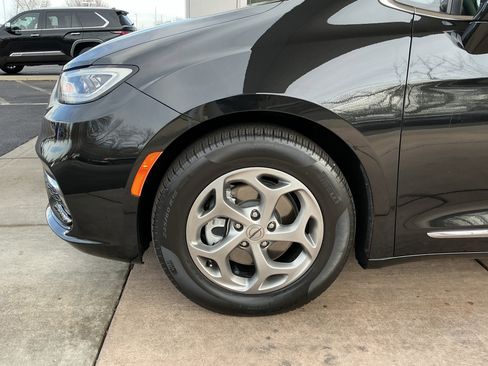 Used 2023 Chrysler Pacifica Limited image 25