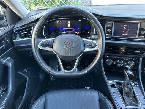 Used 2024 Volkswagen Jetta SE image 14