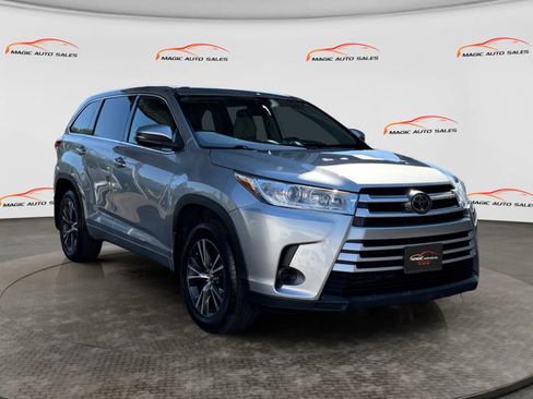 Used 2018 Toyota Highlander LE AWD/4WD image 5