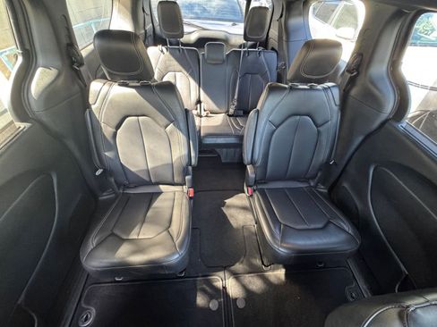 Used 2025 Chrysler Pacifica Select image 40