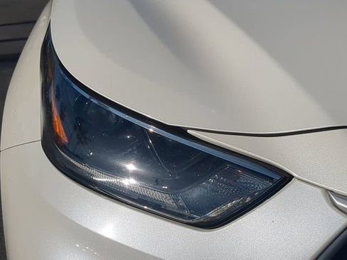 Used 2021 Toyota Highlander L image 10