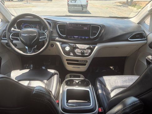Used 2024 Chrysler Pacifica Touring-L FWD image 17
