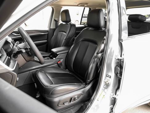 Used 2023 Jeep Grand Cherokee Limited AWD/4WD image 8
