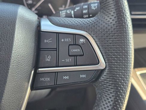 Used 2023 Toyota Sienna Limited image 34