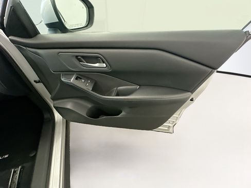 Used 2025 Nissan Rogue SV AWD/4WD image 33