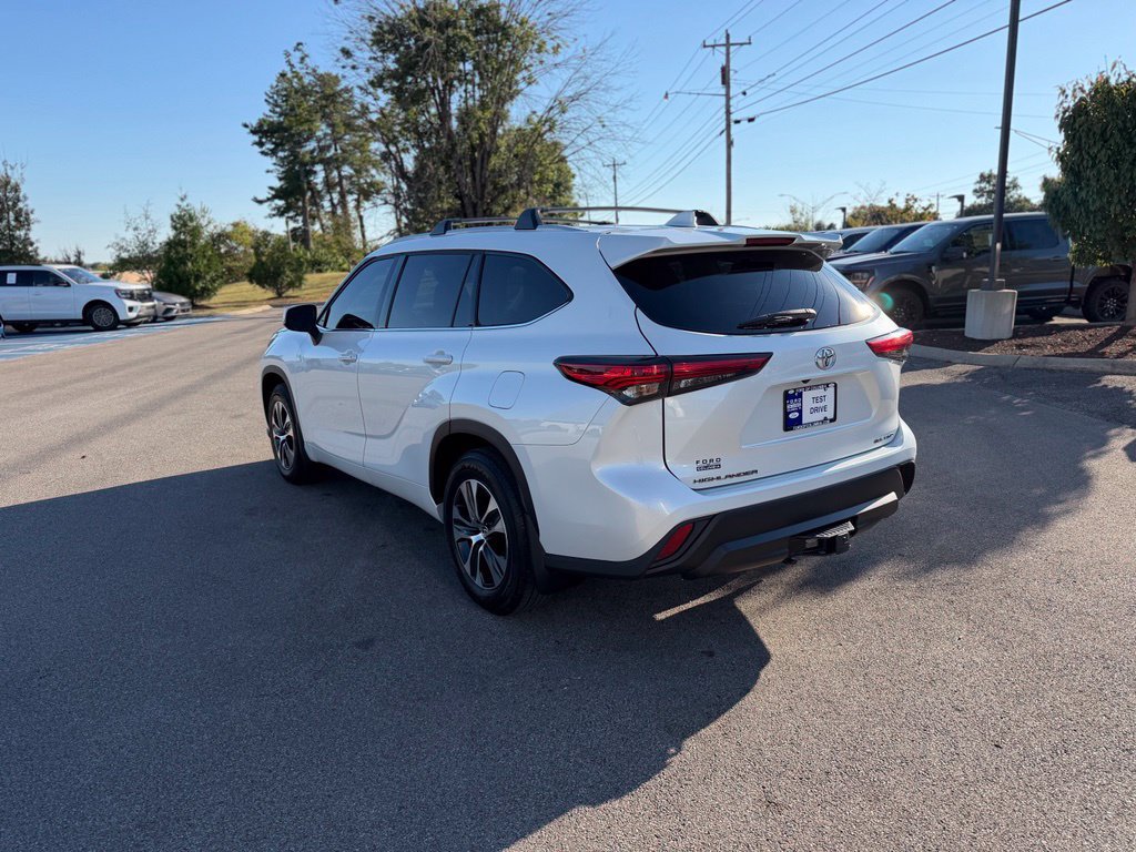 Used 2022 Toyota Highlander XLE AWD/4WD image 5