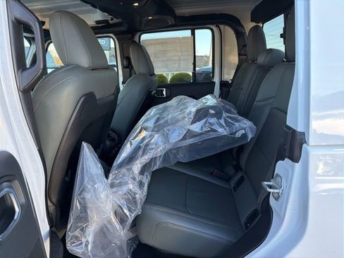 New 2026 Jeep Gladiator Mojave w/ Safety Group image 8