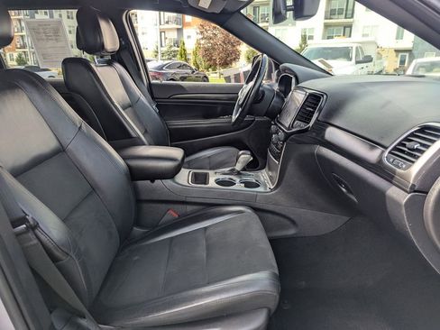Used 2019 Jeep Grand Cherokee Laredo w/ Laredo X Package RWD image 35