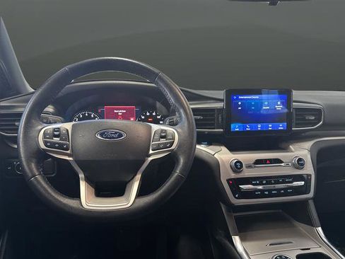 Used 2022 Ford Explorer XLT w/ Equipment Group 202A image 9