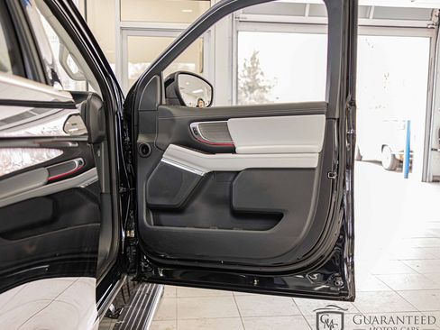 Used 2025 Ford Expedition Platinum image 42