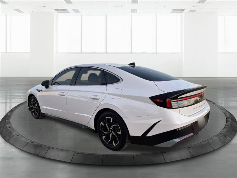 Used 2024 Hyundai Sonata SEL FWD image 2