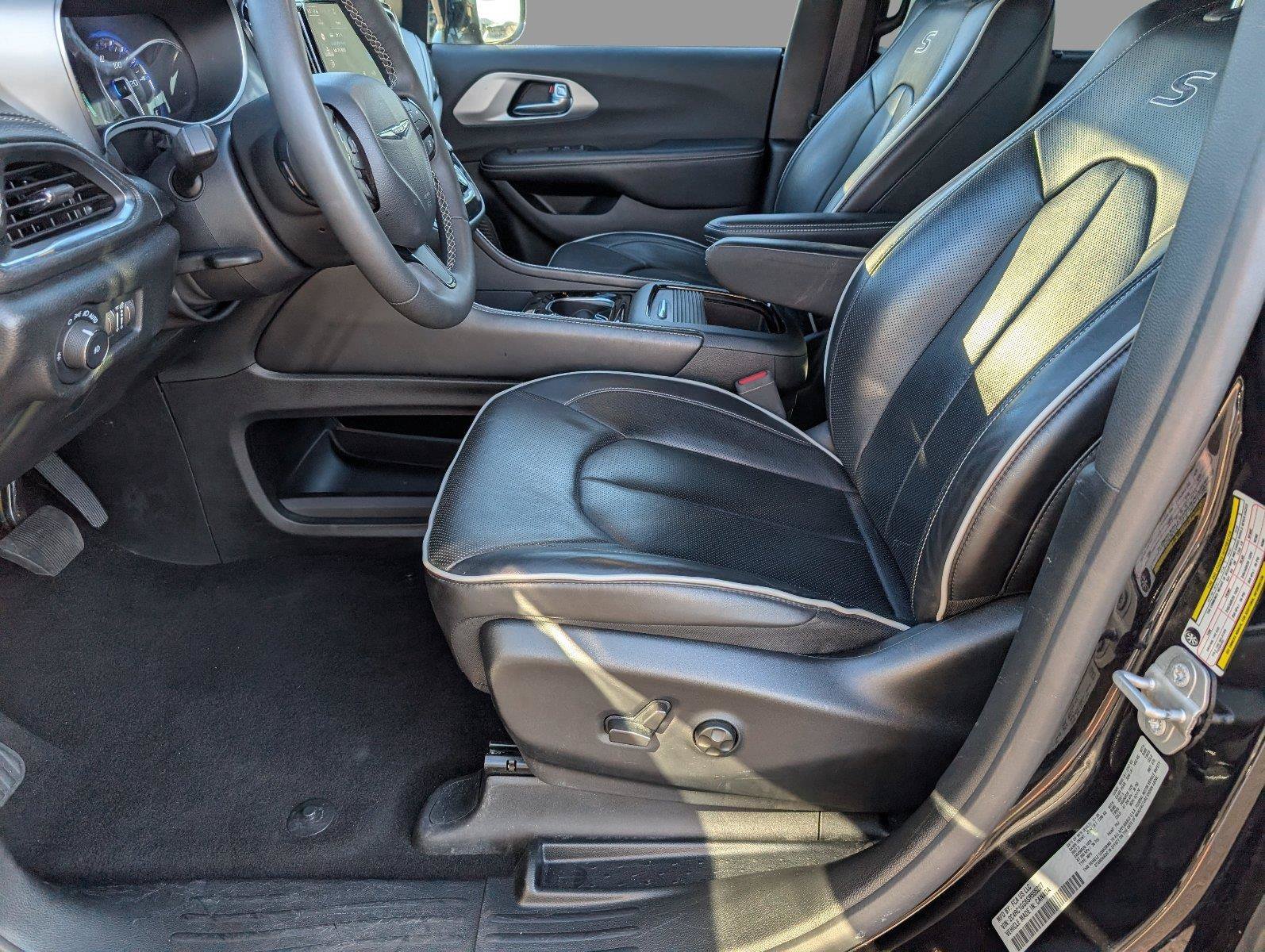 Used 2025 Chrysler Pacifica Limited FWD image 14