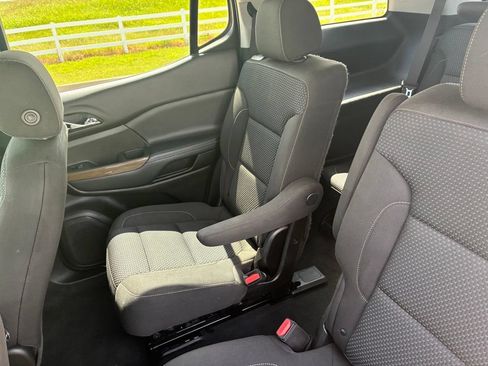 Used 2022 GMC Acadia SLE w/ Driver Convenience Package FWD image 5