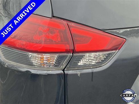 Used 2018 Nissan Rogue SV w/ Premium Package image 9