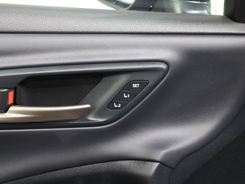 Used 2025 Toyota Crown Limited image 7