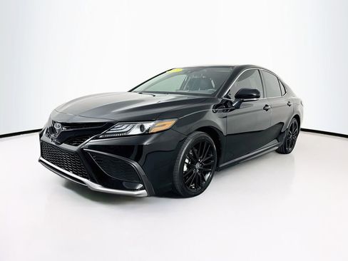 Used 2022 Toyota Camry XSE FWD image 3
