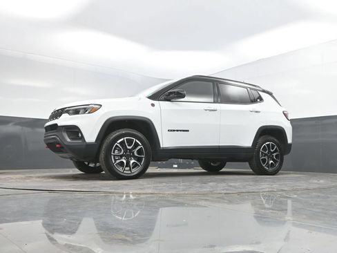Used 2025 Jeep Compass Trailhawk AWD/4WD image 37