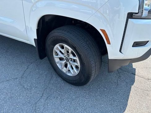 Certified 2024 Nissan Frontier SV w/ Technology Package AWD/4WD image 9