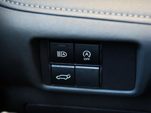 Used 2024 Toyota Highlander LE AWD/4WD image 33