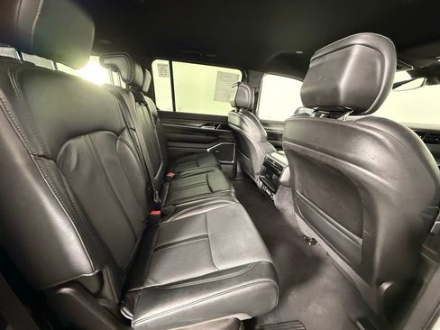 Used 2024 Jeep Wagoneer L Series II w/ Flexible Seating Group AWD/4WD image 17