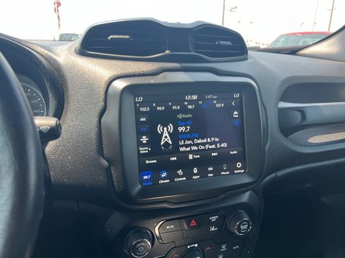 Used 2022 Jeep Renegade Altitude w/ Convenience Group AWD/4WD image 8