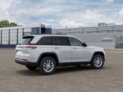 Certified 2025 Jeep Grand Cherokee Laredo X w/ Luxury Tech Group I AWD/4WD image 4