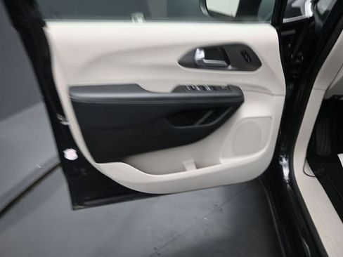 Used 2023 Chrysler Pacifica Touring-L FWD image 20